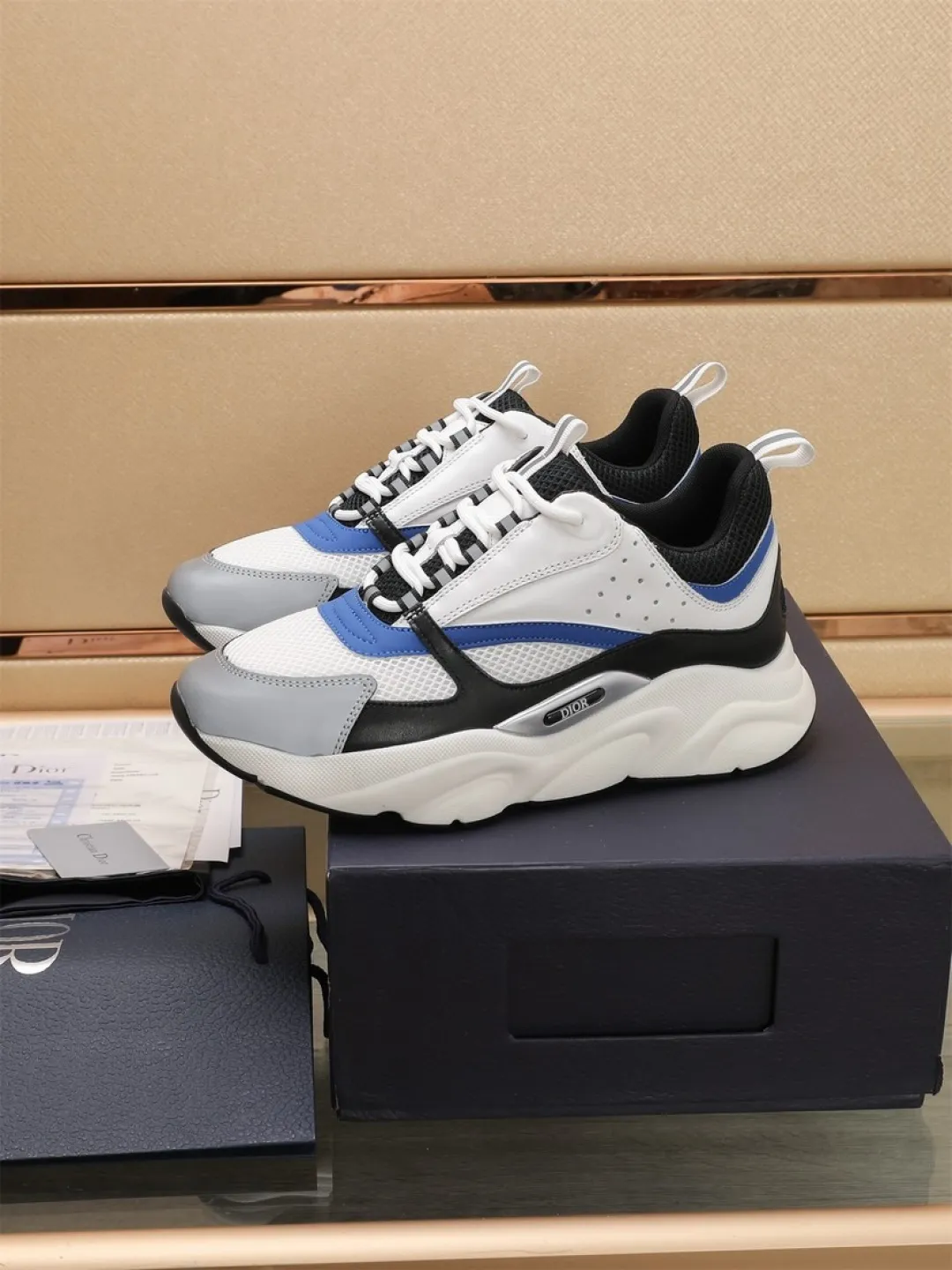 Men's shoes 💰P460💰【Dior】Dior✨ is online at the same time👏 This casual sneaker is a new product in the series and continues Di*r's classic style. The upper is made of original mesh and cow leather, with a two-color textured outsole, and the brand's iconic details on the rear collar and heel to enhance the style. Fashionable and versatile. Wear it with jeans or slacks for a casual look. Size: 38-44 (45 customized)